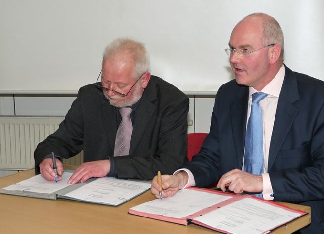 Vertrag unterzeichnet (Foto: nnz) Vertrag unterzeichnet (Foto: nnz)