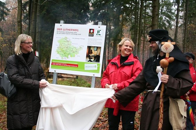 Enthüllung im Wald (Foto: Piper/pln) Enthüllung im Wald (Foto: Piper/pln)