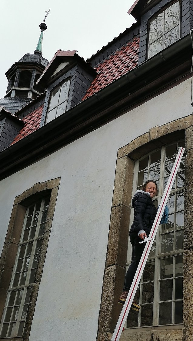 Bild: Fr&uuml;hjahrsputz an der St. Laurentius- Kirche am Werk in Sundhausen