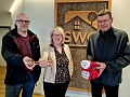 Jugendsozialwerk-Vorstand Holger Richter erh&auml;lt von SWG-Chefin Inge Klaan den symbolischen Schl&uuml;ssel f&uuml;r die Turnhalle in Nord. Die Halle geh&ouml;rt der SWG, ist aber an den NSV vermietet, die Boxabteilung ist Hauptnutzer. Mit NSV- Vereinsvorsitzendem Philip Heiser (rechts) konnte jetzt ein Untermietvertrag mit dem Studio 44 vereinbart werden, so dass der Zirkus Zappelini ab Jahresbeginn mit in der Halle trainieren kann.  (SWG Nordhausen/S.Schedwill)