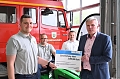 Andreas Bausewein (rechts) &uuml;berbrachte F&ouml;rdermittel. Empfangen wurde der Staatssekret&auml;r vom Vereinsvorsitzenden Mike Kalinke,Wehrf&uuml;hrer Tobias Ruprecht sowie Stephan Vollbort. (Feuerwehr Sundhausen)