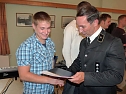 Zeugnisse übergeben (Foto: Karl-Heinz Herrmann) Zeugnisse übergeben (Foto: Karl-Heinz Herrmann)