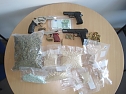 Drogen und Waffen gefunden (Foto: Polizei)