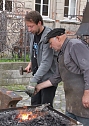 Schmiedemeister Herbert Th&uuml;ne (vorn) half gern bei den ersten Versuchen von Michael Becker, das Eisen zu schmieden, solange es hei&szlig; ist (Foto: S. Spehr)