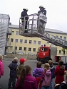 Die Feuerwehr im Kinderhaus (Foto: privat) Die Feuerwehr im Kinderhaus (Foto: privat)