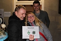 Marcus Eichner und Caroline Bergmann aus Heiligenstadt ersteigerten sich den Hauptpreis der Tombola: Zwei Eintrittskarten für das Heimspiel Werder - Hannover 96 im Februar 2013. (Foto: S. Spehr) Marcus Eichner und Caroline Bergmann aus Heiligenstadt ersteigerten sich den Hauptpreis der Tombola: Zwei Eintrittskarten für das Heimspiel Werder - Hannover 96 im Februar 2013. (Foto: S. Spehr)