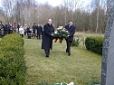 Auch in diesem Jahr legten B&uuml;rgermeister Matthias Ehrhold, sowie der B&uuml;rgermeister der Samtgemeinde Walkenried, Herr Dieter Haberland, gemeinsam einen Kranz nieder. (Foto: G. Schr&ouml;ter)