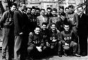 Zum 75.UEFA-Turnier 1956 in Budapest. Teichmann auf dem Gruppenbild vorn 2. von links. Dahinter weiter rechts vorgebeugt Manfred Willing. Stehend in der Mitte mit Anzug Ferenc Pusk&aacute;s (Foto: Archiv Verkouter)