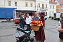 Blumenm&auml;dchen trifft Marktfrau (Foto: Karl-Heinz Herrmann)