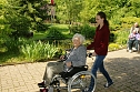 Marga Michalik genie&szlig;t es, von Celina Franze durch das kleinen Parkgel&auml;nde am  spazieren gefahren zu werden und zu plaudern. Und sie freut sich auf die richtig gro&szlig;e Runde durch das Wohnviertel. (Foto: Mathias Daniel)