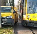 Postauto und Stra&szlig;enbahn stie&szlig;en in Nordhausen-Ost zusammen (Foto: privat)
