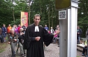 Pfarrer Gregor�Heimrich�bei der seltsam anmutenden Fahnenweihe. Eine Hand am Fundament des Mastes, ein paar Worte, die Weihe war vollzogen. (Foto: Kurt Frank)