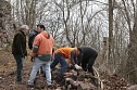 Voller Arbeitseinsatz &uuml;ber Ilfeld - gut 40 Personen waren heute auf dem Burgberg &uuml;ber der Stadt aktiv (Foto: Angelo Glashagel/Kathleen Hahenmann)
