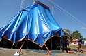 Zirkuszelt wird aufgebaut (Foto: J. Piper) Zirkuszelt wird aufgebaut (Foto: J. Piper)
