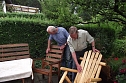 J&uuml;rgen Kleinschmidt (links), langj&auml;hriger Vorsitzender der Kleingartenanlage, bewundert das handwerkliche Geschick Dieter Heimanns. (Foto: Kurt Frank)