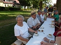 Eine lange, weiß eingedeckte Tafel lud ein zum Kaffeetrinken (Foto: I. Schoolmann) Eine lange, weiß eingedeckte Tafel lud ein zum Kaffeetrinken (Foto: I. Schoolmann)