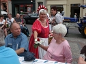 Marktfrau Regine verteilt Blumen (Foto: bwi)