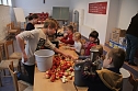 Apfelsaft für ein ganzes Jahr - im Kinderkirchenladen fand man heute wieder jede Menge zu tun (Foto: Angelo Glashagel) Apfelsaft für ein ganzes Jahr - im Kinderkirchenladen fand man heute wieder jede Menge zu tun (Foto: Angelo Glashagel)