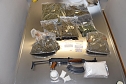 Sichergestellte Drogen und Waffen (Foto: Polizei) Sichergestellte Drogen und Waffen (Foto: Polizei)
