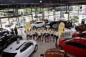 11 radelnde Opel-Banker machten auf ihrer Benefiztour heute im OPEL-Autohaus der Peter Gruppe halt (Foto: Fischer/Autohaus Peter)