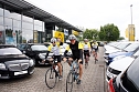 11 radelnde Opel-Banker machten auf ihrer Benefiztour heute im OPEL-Autohaus der Peter Gruppe halt (Foto: Fischer/Autohaus Peter)