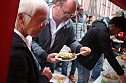 Essen der Kulturen in der Kurzen Meile (Foto: Angelo Glashagel)