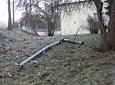 Der Laternenmast wurde viele Meter durch die Luft geschleudert (Foto: nnz)