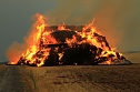 Fast 500 Strohballen brennen bei Auleben (Foto: S. Dietzel)