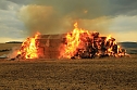 Fast 500 Strohballen brennen bei Auleben (Foto: S. Dietzel)