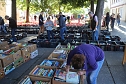 Gro&szlig;er B&uuml;cher-Rettungs-Flohmarkt auf dem Blasiikirchplatz (Foto: Angelo Glashagel)