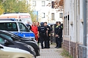 Die Polizei nimmt einen Mann fest, der ein Haus anzünden wollte (Foto: S.Dietzel) Die Polizei nimmt einen Mann fest, der ein Haus anzünden wollte (Foto: S.Dietzel)