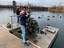 Weihnachtsmann unter Wasser - am Taucherteich versenkte man gestern wieder den traditionellen Weihnachtsbaum (Foto: Tauchsportzentrum am Sundh&auml;user See)