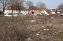 Geplant war der Lückenschluss An der Bleiche zwischen Lagerhalle und den Ansiedlungen zur Gerhart-Hauptmann-Straße mit dem Bau von acht Eigenheimen. (Foto: Kurt Frank) Geplant war der Lückenschluss An der Bleiche zwischen Lagerhalle und den Ansiedlungen zur Gerhart-Hauptmann-Straße mit dem Bau von acht Eigenheimen. (Foto: Kurt Frank)