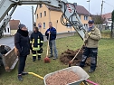 B&auml;ume pflanzen in Gro&szlig;wechsungen (Foto: R.+K.Schulze)
