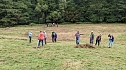 Pflegeeinsatz auf der Wiese (Foto: Landschaftspflegeverband Südharz/Kyffhäuser) Pflegeeinsatz auf der Wiese (Foto: Landschaftspflegeverband Südharz/Kyffhäuser)