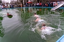 Traditionelles Anbaden im Neust&auml;dter Freibad bei f&uuml;nf Grad Wassertemperatur  (Foto: S.Teztel)