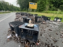 Für immer verloren: ein Lkw verlor am morgen eine Ladung Bier auf der Bundesstraße (Foto: S. Dietzel) Für immer verloren: ein Lkw verlor am morgen eine Ladung Bier auf der Bundesstraße (Foto: S. Dietzel)