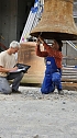 In Ellrich wurden heute die Spitzen auf die neuen Kircht&uuml;rme gesetzt und die Glocken in die H&ouml;he gebracht (Foto: Sven Tetzel)