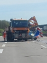 Ein Lkw kollidierte auf der A38 mit einem Schilderwagen (Foto: Silvio Dietzel/Feuerwehr Großwechsungen) Ein Lkw kollidierte auf der A38 mit einem Schilderwagen (Foto: Silvio Dietzel/Feuerwehr Großwechsungen)