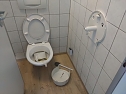 Zerst&ouml;rungswut auf der Herrentoilette (Foto: A.Barth)