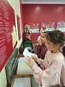 Die dritten Klassen der Grundschule Käthe-Kollwitz zu Gast im Schulmuseum (Foto: Schulmuseum am Förderzentrum ‚J. H. Pestalozzi‘ / Carolin Biller) Die dritten Klassen der Grundschule Käthe-Kollwitz zu Gast im Schulmuseum (Foto: Schulmuseum am Förderzentrum ‚J. H. Pestalozzi‘ / Carolin Biller)