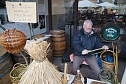 Dieter Zimmermann aus G&ouml;rsbach machte K&ouml;rbe aus Weide. (Foto: ssc)