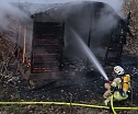 Die H&uuml;tte stand beim Eintreffen der Wehren in Vollbrand. (Foto: Silvio Dietzel)