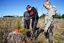 Bei der Baumpflanzaktion bei Rothes&uuml;tte halfen auch viele Familien mit.  (Foto: ssc)