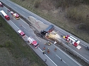 Lkw Unfall verteilt Tonnen an Sand auf der A38 (Foto: S. Dietzel)