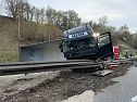 Lkw Unfall verteilt Tonnen an Sand auf der A38 (Foto: S. Dietzel)