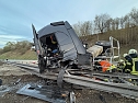 Lkw Unfall verteilt Tonnen an Sand auf der A38 (Foto: S. Dietzel)
