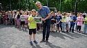 Bild: Oberb&uuml;rgermeister Kai Buchmann erhielt von den Kindern ein Foto wie der neue Bolzplatz aussehen soll. (Foto: ssc)