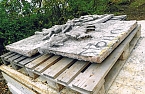 Die ersten Reliefs sind geborgen (Foto: Archiv Kneffel)