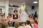 Die Eleven des Tanzstudios Radeva &uuml;ben die "Schneek&ouml;nigin" ein (Foto: Angelo Glashagel)